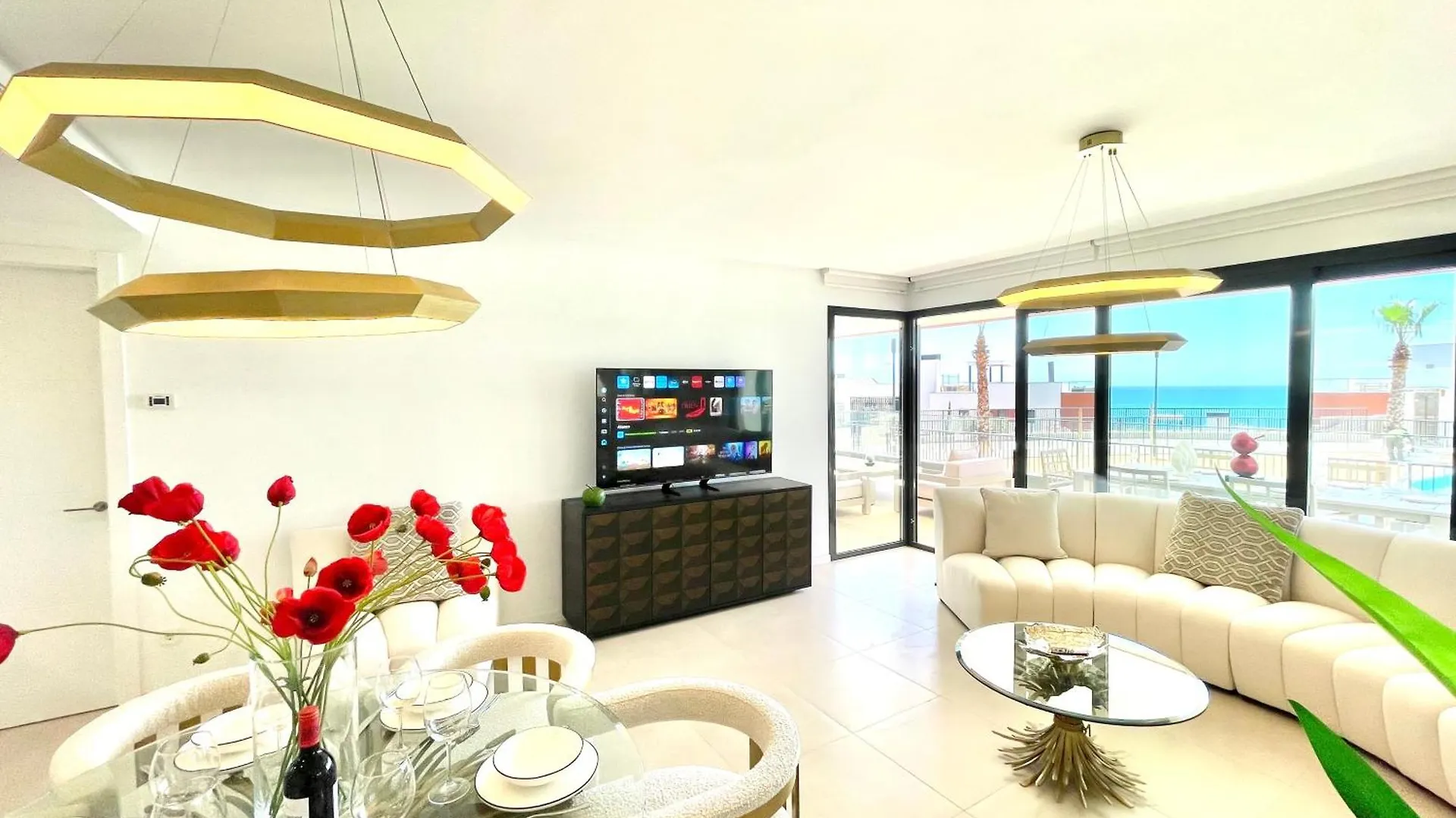 Upscale 3 Bedroom Apartment 300M From The Beach 丰希罗拉