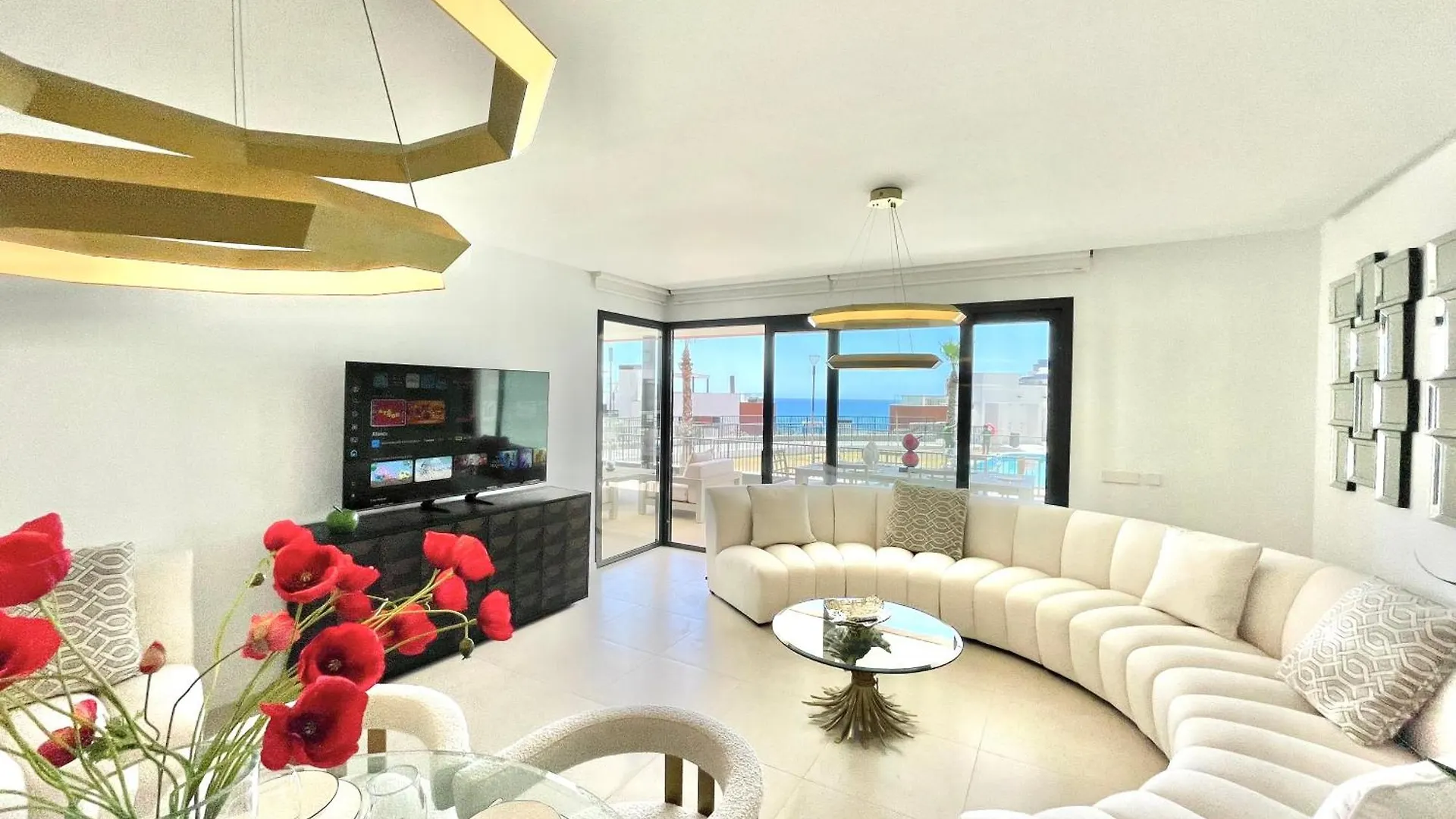 Upscale 3 Bedroom Apartment 300M From The Beach 丰希罗拉