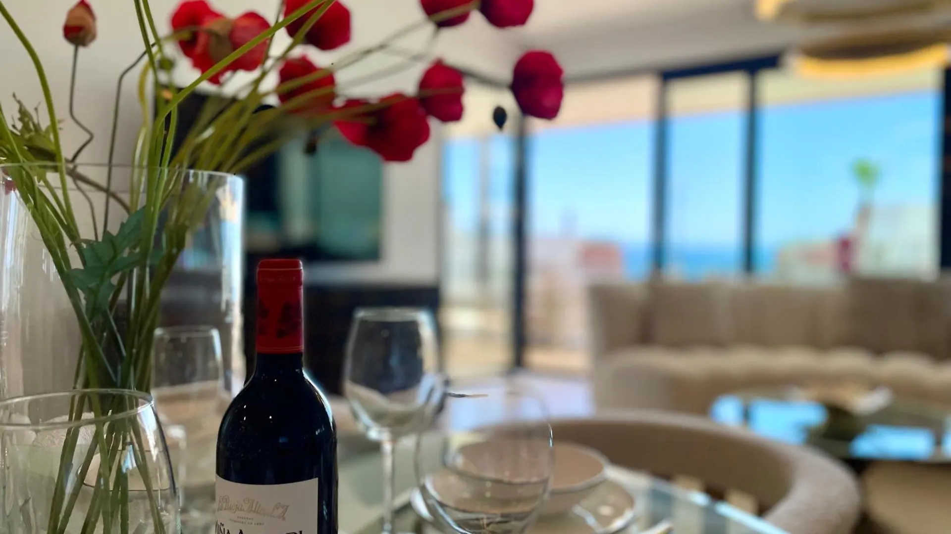 Upscale 3 Bedroom Apartment 300M From The Beach 丰希罗拉