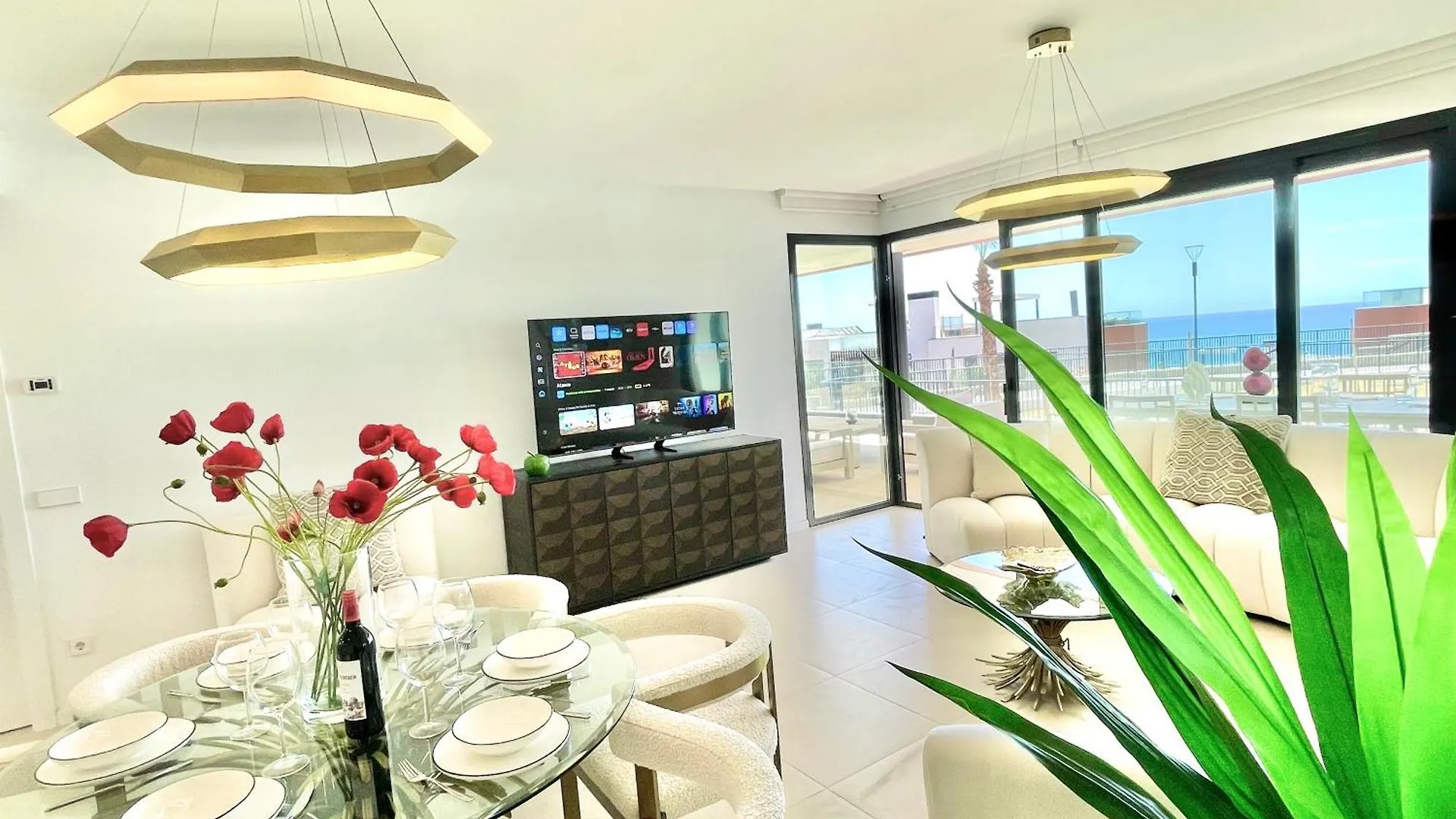 Upscale 3 Bedroom Apartment 300M From The Beach 丰希罗拉