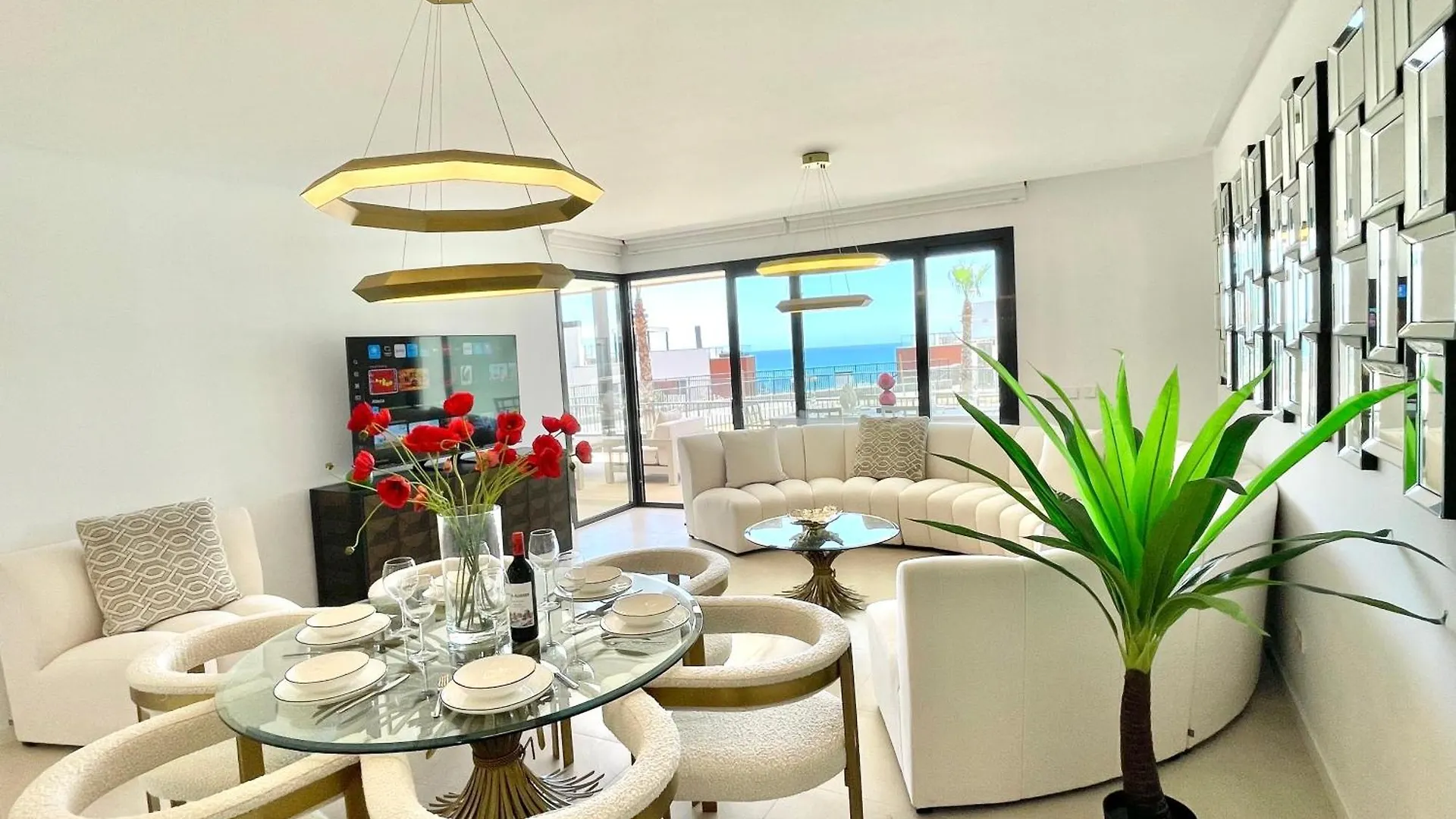 Upscale 3 Bedroom Apartment 300M From The Beach 丰希罗拉