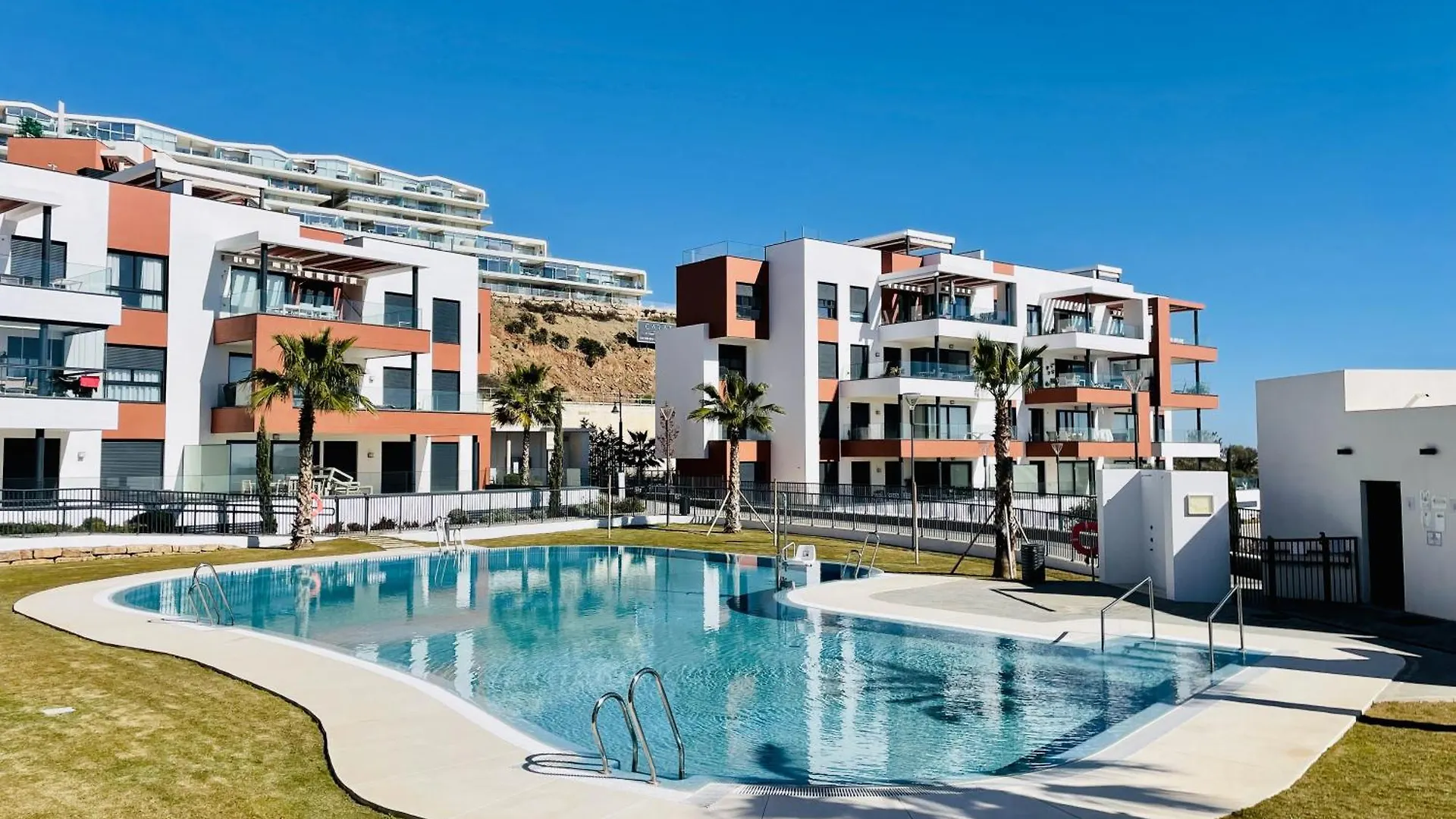 Upscale 3 Bedroom Apartment 300M From The Beach 丰希罗拉