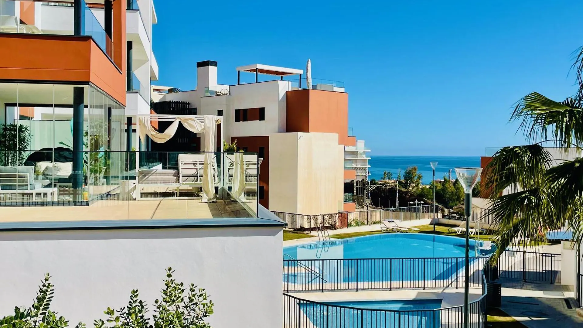 Upscale 3 Bedroom Apartment 300M From The Beach 丰希罗拉