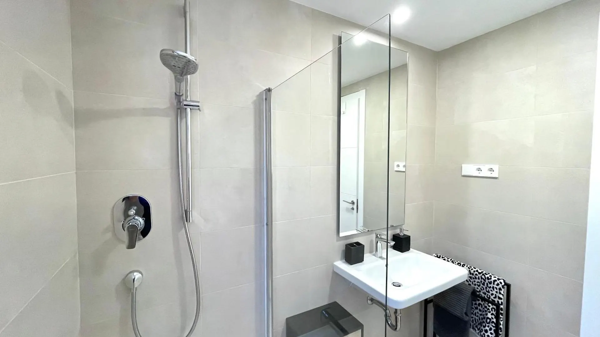 Upscale 3 Bedroom Apartment 300M From The Beach 丰希罗拉 0*,  西班牙
