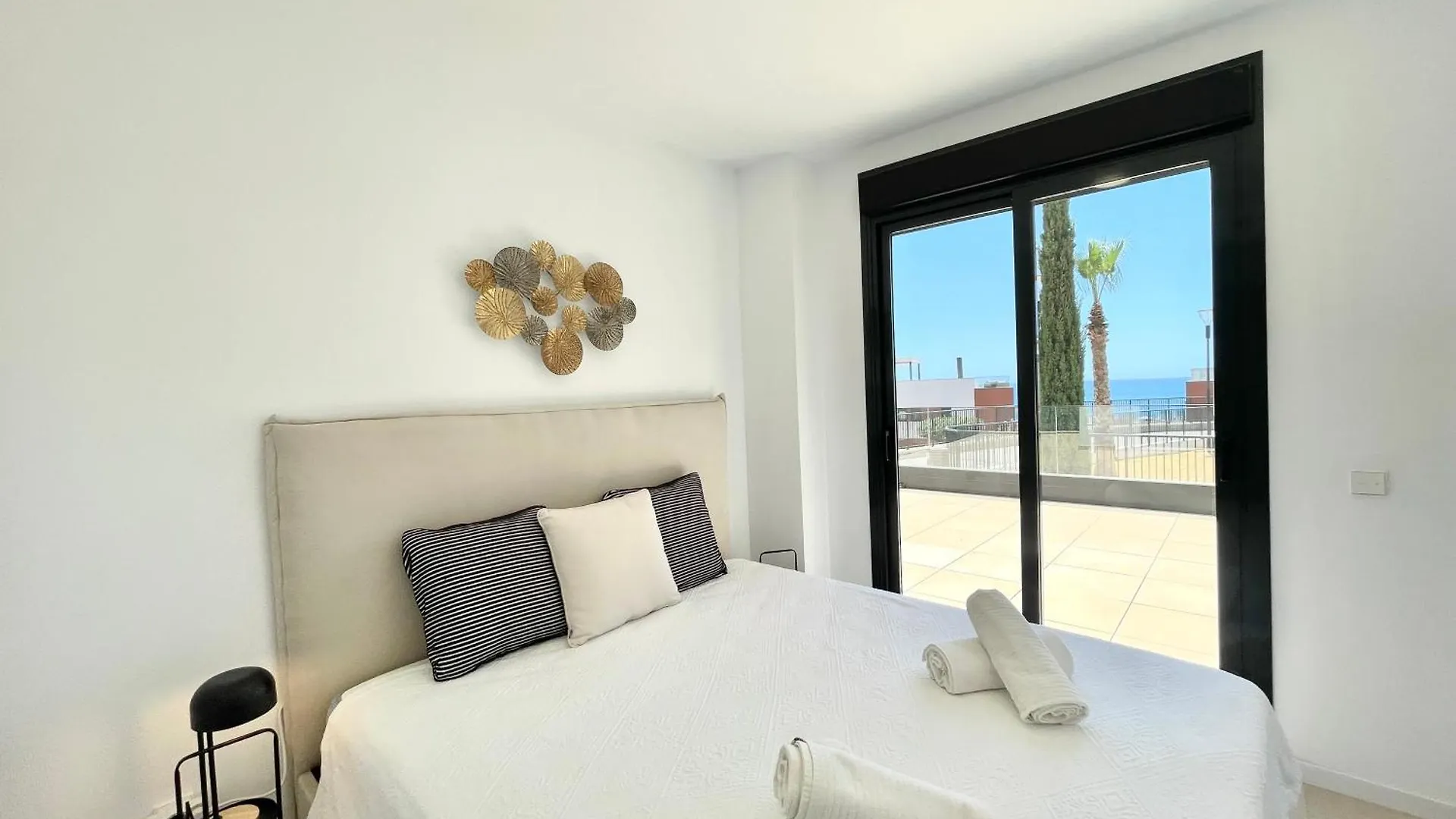 Upscale 3 Bedroom Apartment 300M From The Beach 丰希罗拉