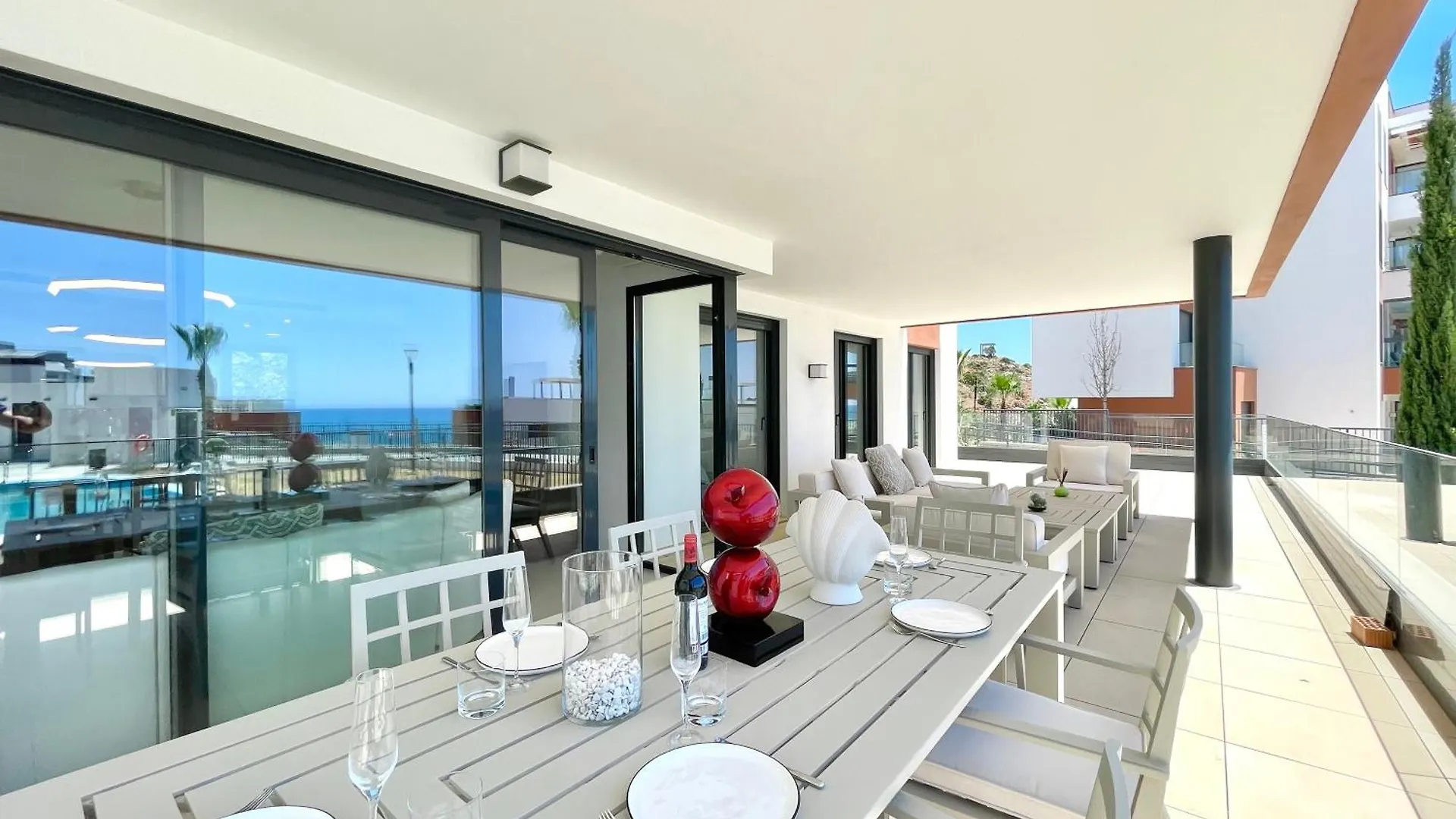 Upscale 3 Bedroom Apartment 300M From The Beach 丰希罗拉