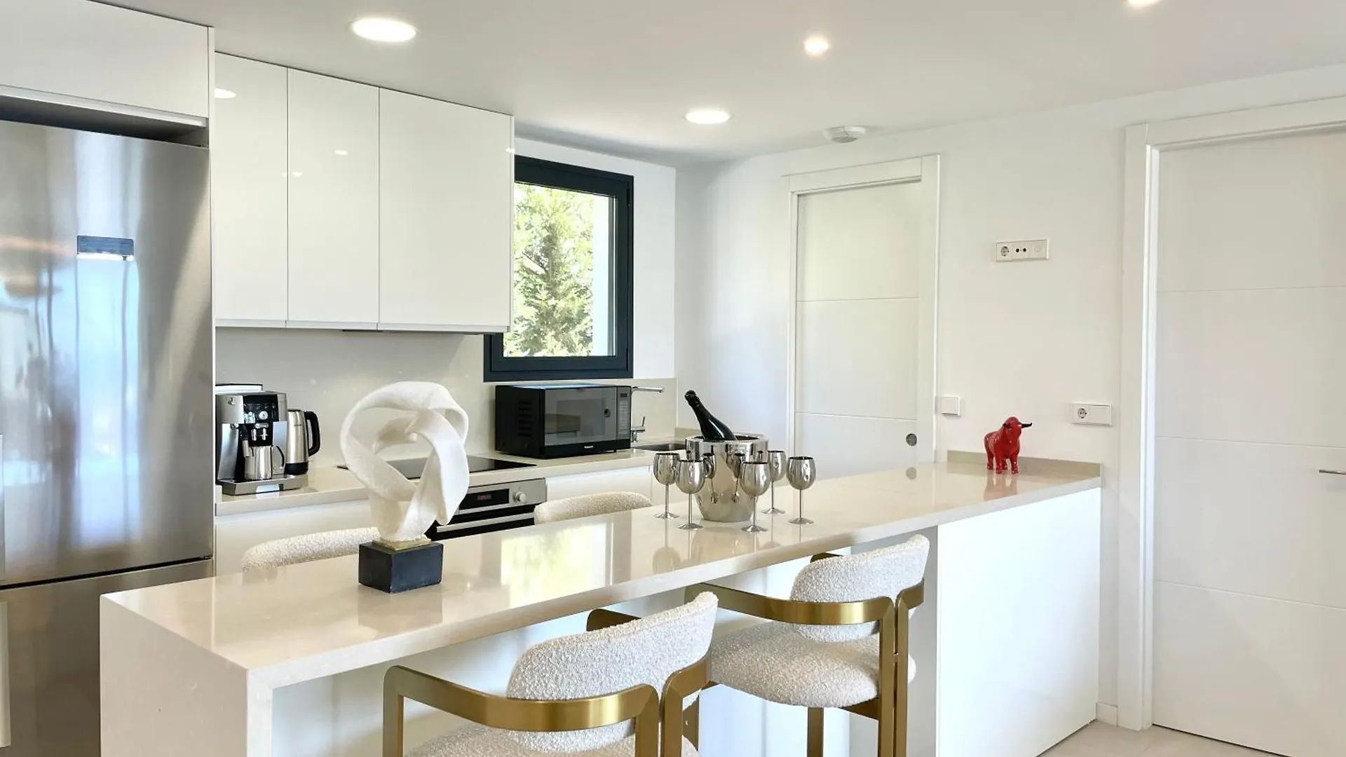 Upscale 3 Bedroom Apartment 300M From The Beach 丰希罗拉