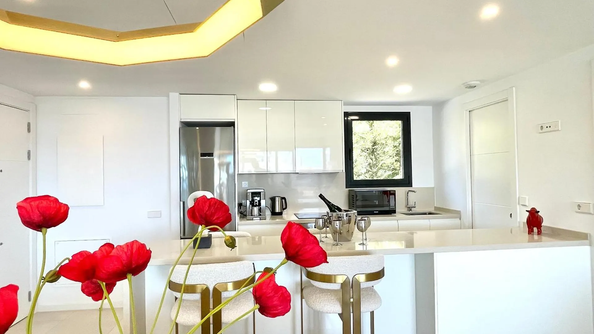 Upscale 3 Bedroom Apartment 300M From The Beach 丰希罗拉