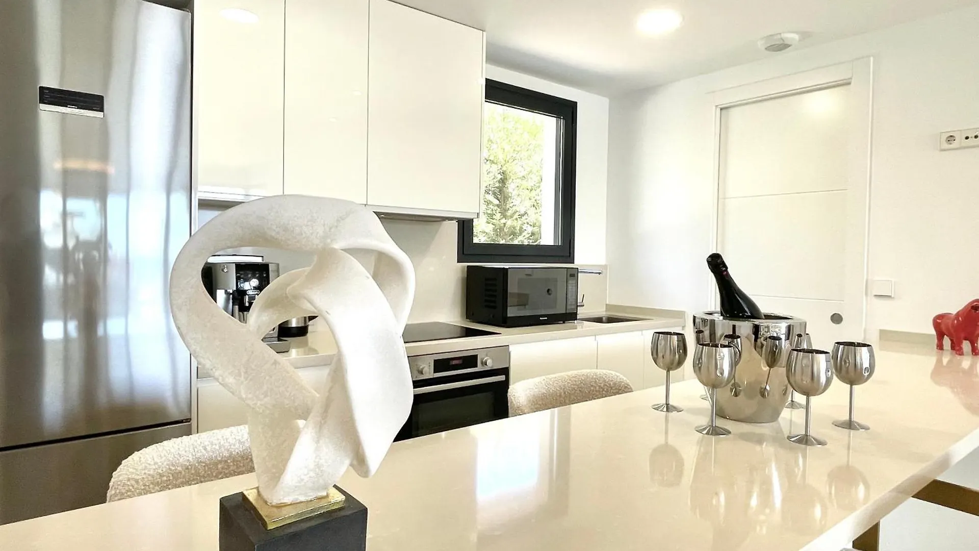 Upscale 3 Bedroom Apartment 300M From The Beach 丰希罗拉